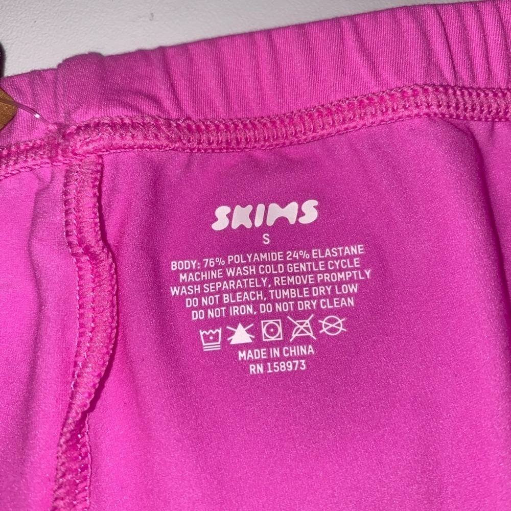 Skims shorts in orchid - Picture 7 of 7
